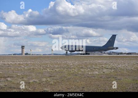 ÉTATS-UNIS Les aviateurs de la Force aérienne de l'escadre de ravitaillement en vol 92nd se préparent à se déployer avec quatre stratotankers KC-135 à la base aérienne de Spangdahlem, en Allemagne, à la base aérienne de Fairchild, à Washington (8 mars 2022). Ce déploiement a été mené en pleine coordination avec les pays hôtes et les autorités militaires de l’OTAN et vise à accroître la préparation et à renforcer la défense collective de l’OTAN. Banque D'Images