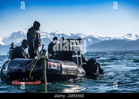 Déportement des plongeurs de l'unité de plongée de la flotte - Pacifique et inspection portuaire des plongeurs de la Marine royale du Canada effectuent des missions de contre-mesures à la mine près de Juneau, en Alaska, au cours de l'exercice ARCTIC EDGE 2022, en 8 mars 2022. AE22 est le plus grand exercice conjoint en Alaska, avec environ 1 000 militaires américains formant aux côtés des membres des Forces armées canadiennes pour démontrer leurs capacités dans des conditions météorologiques froides austères. (Maître Sailor Dan Bard, caméra de combat des Forces canadiennes, Forces armées canadiennes) Banque D'Images