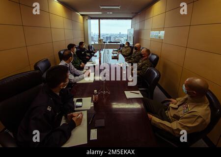 La direction de la Force aérienne japonaise d'autodéfense (JASDF) et la direction de l'unité expéditionnaire maritime (UMM) 31st discutent des avantages d'avoir des cadres aériens communs, notamment le F-35B Lightning II, dans les deux organisations du Ministère de la défense à Tokyo, Japon, 8 mars 2022. La discussion a permis à 31st dirigeants du MEU de s'intégrer au personnel du ministère japonais de la Défense pour planifier l'intégration future des exercices à venir avec les deux organisations. Exercice de défense maritime la Brigade de déploiement rapide amphibie (MDX-ARDB) est un exercice bilatéral visant à accroître l'interopérabilité et à renforcer Banque D'Images