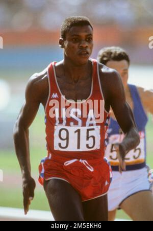 JEUX OLYMPIQUES D'ÉTÉ LOS ANGELES 1984 Carl Lewis USA remporte 100m sprint à Los Angeles 1984 Banque D'Images