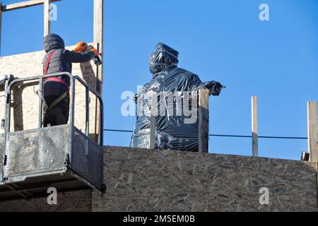 ODESA, UKRAINE - 28 DÉCEMBRE 2022 - les employés des services publics utilisent une plate-forme de travail aérienne pour retirer les panneaux de particules qui scellent les fondateurs d'Odesa monu Banque D'Images