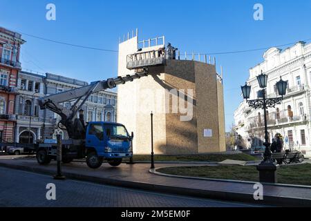 ODESA, UKRAINE - 28 DÉCEMBRE 2022 - les employés des services publics utilisent une plate-forme de travail aérienne pour retirer les panneaux de particules qui scellent les fondateurs d'Odesa monu Banque D'Images