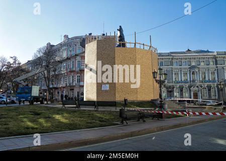 ODESA, UKRAINE - 28 DÉCEMBRE 2022 - la statue de Catherine II, qui est la figure centrale du monument aux fondateurs d'Odesa, est vue enveloppée Banque D'Images