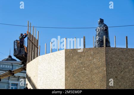 ODESA, UKRAINE - 28 DÉCEMBRE 2022 - les employés des services publics utilisent une plate-forme de travail aérienne pour retirer les panneaux de particules qui scellent les fondateurs d'Odesa monu Banque D'Images