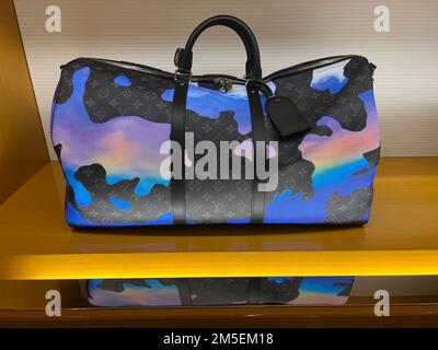 Honolulu, HI - 26 décembre 2022: Luxe Louis Vuitton multicolore Keepall hommes duffle d'exposition dans Waikiki boutique Banque D'Images