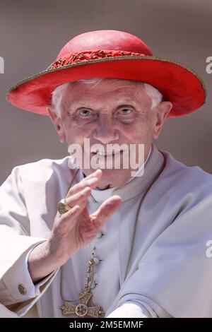 Vatican, le 28th décembre 2022. Le pape Benoît XVI est très malade. PHOTO D'ARCHIVE : Vatican, le 15 juillet 2011. Le pape Benoît XVI porte la Saturne, pendant son audience générale à Saint-Jean Place Pierre. Maria Grazia Picciarella/Alamy Live News Banque D'Images