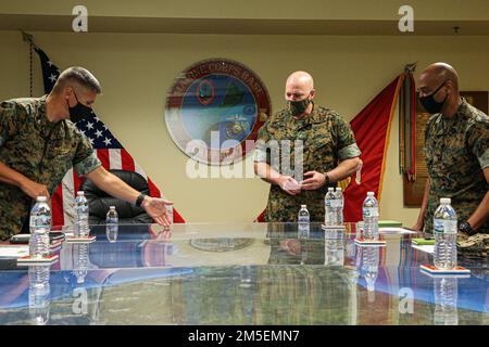 ÉTATS-UNIS Le colonel Christopher Bopp, commandant de la base du corps des Marines (MCB) Camp Blaz, à gauche, donne un briefing d'orientation au général David J. Bligh, juge-avocat du commandant du corps des Marines et directeur des États-Unis Corps maritime Division du juge-avocat, centre, et Maître Gunnery Sgt. Maxwell Williams, 17th Chef des services juridiques de l'état-major juge-avocat du Commandant, à droite, lors d'une visite au camp du MCB Blaz, Guam (8 mars 2022). La visite au camp Blaz du MCB comprenait des réunions avec le personnel et les dirigeants clés, ainsi qu'une visite des installations et du gendarme du MCB Camp Blaz Banque D'Images