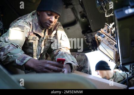 HIMARS livré à Grafenwoehr, Allemagne, 8 mars 2022. ÉTATS-UNIS L'Armée de terre Europe et Afrique dessine l'APS-2 en préparation pour soutenir le 3rd Bataillon, 321st Régiment d'artillerie de campagne, 18th Brigade d'artillerie de campagne, qui fait partie du XVIII corps aéroporté de l'Armée américaine à fort Bragg, NC. Les soldats effectueront un entraînement avec l'équipement de la zone d'entraînement de Grafenwoehr, conçu pour renforcer leur état de préparation et se préparer à l'intégration dans les exercices de l'OTAN. Banque D'Images