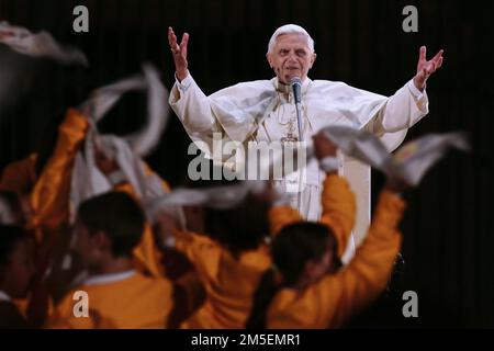 Vatican, le 28th décembre 2022. Le pape Benoît XVI est très malade. ARCHIVE PHOTO: Vatican 15 octpber 2005. - Le Pape Benoît XVI accueille 150,000 enfants qui ont célébré leur première communion sainte cette année sur la place Saint-Pierre. Maria Grazia Picciarella/Alamy Live News Banque D'Images