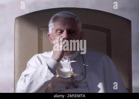 Vatican, le 28th décembre 2022. Le pape Benoît XVI est très malade. PHOTO D'ARCHIVE : Vatican, le 15 novembre 2006. Le pape Benoît XVI lors de son audience générale à Saint-Laurent La place de Pierre,. Maria Grazia Picciarella/Alamy Live News Banque D'Images