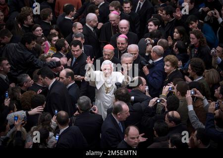 Vatican, le 28th décembre 2022. Le pape Benoît XVI est très malade. PHOTO D'ARCHIVE : Rome, Italie, 25 février 2006. Le Pape Benoît XVI salue les fidèles après le concert du chœur du diocèse de Rome pour la fête de Madonna della Fiducia au Grand Séminaire pontifical romain de San Giovanni Laterano. Maria Grazia Picciarella/Alamy Live News Banque D'Images