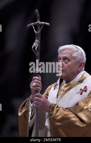 Vatican, le 28th décembre 2022. Le pape Benoît XVI est très malade. PHOTO D'ARCHIVE : Vatican, le 6 janvier 2006. Le pape Benoît XVI célèbre la messe de l'Epiphanie à Saint-Jean Basilique de Pierre.. Maria Grazia Picciarella/Alamy Live News Banque D'Images