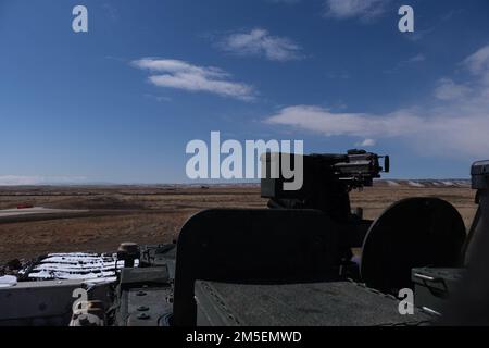 A M1126 Stryker avec 1st Bataillon, 12th Infantry Regiment, 2nd Stryker Brigade combat Team, 4th Infantry Division, balaye son secteur en attente de cibles pendant Stryker Gunnery à fort Carson, Colorado, mars 2022. Les unités utilisent les qualifications des armes à feu pour certifier les équipages et les systèmes d'armes dans le cadre des efforts visant à assurer la préparation. ÉTATS-UNIS Photo de l'armée par 1st le lieutenant John Fitzpatrick. Banque D'Images