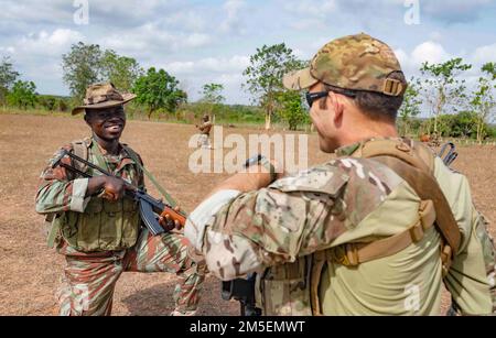 Un lieutenant du Bénin de 1st 1st Bataillon de parachutistes Commando et un des États-Unis Beret vert de l'armée affecté au 3rd Groupe des forces spéciales (aéroporté) prendre un genou pour discuter pendant l'entraînement d'échange combiné conjoint (JCET) à Ouassa, Bénin, 08 mars 2022. L'engagement des États-Unis a un avantage mutuel, défend les normes internationales et traite les partenaires comme des égaux. Banque D'Images