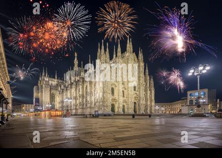 Milan, Italie - 2022 décembre 07 : feux d'artifice sur la Piazza del Duomo di Milano dans le style parfait de la nouvelle année. Aucune personne n'est visible. Banque D'Images