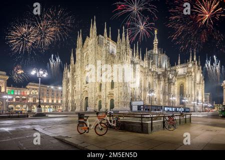 Milan, Italie - 2022 décembre 07 : feux d'artifice sur la Piazza del Duomo di Milano dans le style parfait de la nouvelle année. Aucune personne n'est visible. Banque D'Images