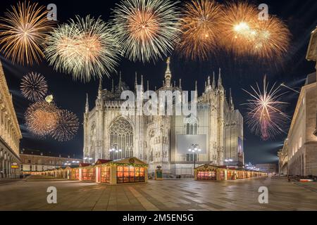 Milan, Italie - 2022 décembre 07 : feux d'artifice sur la Piazza del Duomo di Milano dans le style parfait de la nouvelle année. Aucune personne n'est visible. Banque D'Images