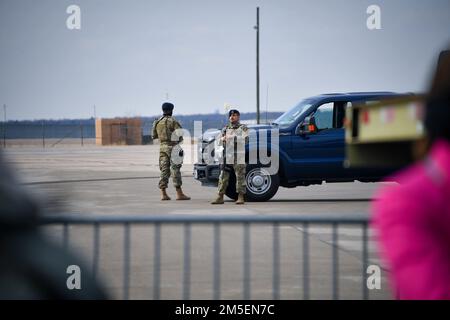 Des aviateurs de l'escadron 301st des forces de sécurité de l'escadre de combat surveillent la Force aérienne One à la base de la Réserve interarmées de la Station aérienne navale de fort Worth (Texas), sur 8 mars 2022. La 301 FW, la 136th Escadre du transport aérien et la base de réserve interarmées de la Station aérienne navale de fort Worth ont fourni des ressources pour appuyer la visite du président des États-Unis à fort Worth, au Texas. Les 301 forces de sécurité du FW, l'escadron de préparation logistique et d'autres unités ont travaillé au sein de la marine pour assurer un aéronef prêt à l'emploi. Banque D'Images