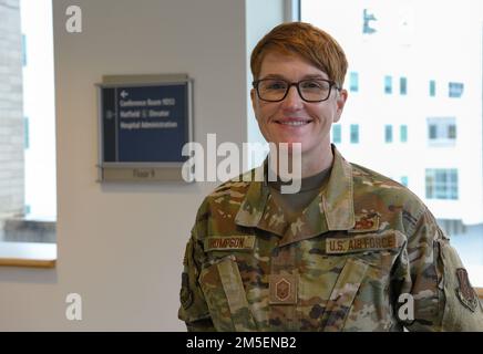 La Sgt Rebecca Thompson, principale de la Garde nationale aérienne de l'Oregon, s'arrête pour prendre une photo pendant son quart de travail, à 8 mars 2022, à l'Université de la santé et des sciences de l'Oregon, à Portland, en Oregon. Thompson est le NCOIC de l'équipe de la Garde nationale de l'Oregon à l'OHSU, aidant à soutenir la variante Omnicom de la montée. (Photo de la Garde nationale aérienne par John Hughel, ministère des Affaires publiques de l'Oregon) Banque D'Images