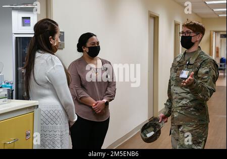 La Sgt Rebecca Thompson, principale de la Garde nationale aérienne de l'Oregon, prend le temps de parler aux membres du personnel de l'Université de la santé et des sciences de l'Oregon, 8 mars 2022, à l'OHSU, à Portland, Oregon. Thompson est le NCOIC de l'équipe de la Garde nationale de l'Oregon à l'OHSU, aidant à soutenir la variante Omnicom de la montée. (Photo de la Garde nationale aérienne par John Hughel, ministère des Affaires publiques de l'Oregon) Banque D'Images