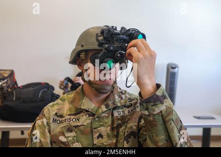 Un soldat de l'équipe de combat de la Brigade 2nd, 10th Mountain Division, travaille avec l'ENVG-B L3Harris pour comprendre les composantes du bâtiment d'intégration de la Force à fort Drum, N.Y., 8 mars 2022. L'ENVG-B est une binoculaire de vision nocturne améliorée montée sur le casque de combat avancé d'un soldat et leur fournit de multiples variantes d'optique de vision nocturne. Banque D'Images