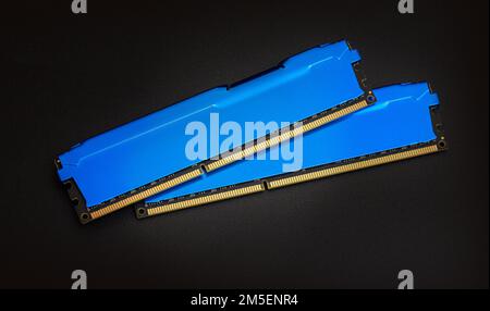 Mémoire de l'ordinateur de bureau. Deux modules de mémoire DIMM DDR4. Pièces pour assembler le PC sur le noir Banque D'Images