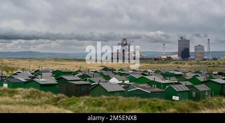 Récemment démoli des aciéries de Warrenby vues à travers les huttes de pêcheurs de South Gare Banque D'Images