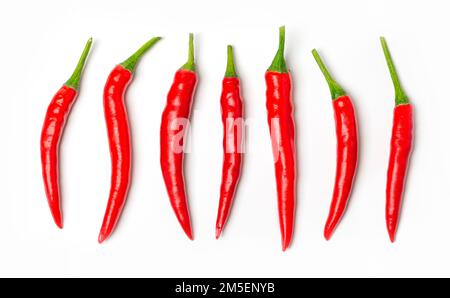 Petits piments rouges chauds isolés sur fond blanc. Vue de dessus. Pose à plat Banque D'Images