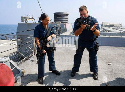 JAMES Shehee, chef de l’océan INDIEN (8 mars 2022), de San Diego, et Rhoseanne Swanigan, spécialiste de la logistique, de la ville, Philippines, train pour la visite, Conseil, Recherche et saisie sur le pont de missile du destroyer guidé de classe Arleigh Burke USS Fitzgerald (DDG 62). Fitzgerald est sur un déploiement prévu dans la zone d'exploitation de la flotte américaine 7th afin d'améliorer l'interopérabilité avec les alliances et les partenariats tout en servant de force de réaction prête à l'emploi pour soutenir une région libre et ouverte d'Indo-Pacifique. Banque D'Images