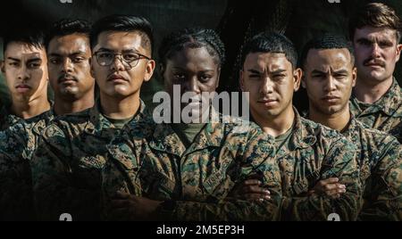 ÉTATS-UNIS Marines avec 3D Landing support Battalion, combat Logistics Regiment 3, 3D Marine Logistics Group, posez pour une photo sur Camp Foster, Okinawa, Japon, 7 mars, 2022. Davis, une ville espagnole, originaire de la Jamaïque, a rejoint le corps des Marines en 2019. Maintenant au grade de caporal, elle continue d'être une chef diligente en s'efforçant de refléter l'orientation et la sagesse de sa mère envers ses Marines. Banque D'Images