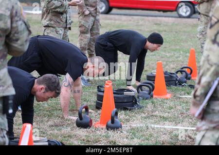 Les aviateurs et les soldats de la Garde nationale de Caroline du Nord participent à l'épreuve d'évaluation de la condition physique lors de la compétition du meilleur guerrier du CNG au Camp Butner, en Caroline du Nord, en 8 mars 2022. La compétition de six jours évalue la condition physique, la qualification des armes, la marche sur route, la navigation terrestre, les tâches guerrières, Un cours de tir à l'effort, et un tableau d'apparence/d'examen professionnel pour le meilleur officier général non commandant et enrôla Soldier. (Sortie de la photo de la Garde nationale de l'armée par le Sgt Wayne Becton, Affaires publiques de la Garde nationale de Caroline du Nord) Banque D'Images