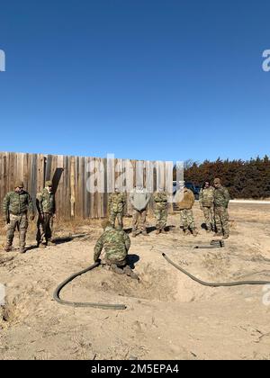 Des techniciens en élimination d’explosifs d’artillerie et de génie civil du 155th Squadron discutent de la disposition des charges en forme linéaire flexible sur 8 mars 2022, au centre d’entraînement Greenlief de la Garde nationale de l’Armée de terre, près de Hastings, Nebraska. Les techniciens de la fin de journée utilisent les explosifs comme outil principal dans l'exécution de leurs tâches et doivent régulièrement former avec eux pour maintenir un haut niveau de compétence. ( Banque D'Images