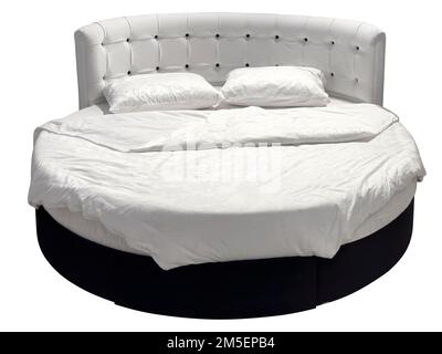Canapé rond confortable avec linge de lit blanc isolé sur blanc Banque D'Images