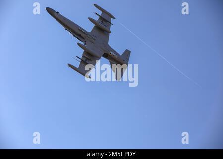 Une aile fixe L-159 Alca de l'armée tchèque mène une formation de défense aérienne avec les États-Unis Les contrôleurs d'attaque du terminal interarmées de la Force aérienne affectés au 10th Escadron des opérations de soutien aérien (SASM) pendant la grève de sabre 22 dans la zone militaire de Hradiště, dans le nord-ouest de la République tchèque, au 08 mars 2022. Sabre Strike garantit que les forces américaines et les forces alliées participantes sont formées, capables de fonctionner ensemble et sont prêtes à répondre à toute menace. Banque D'Images