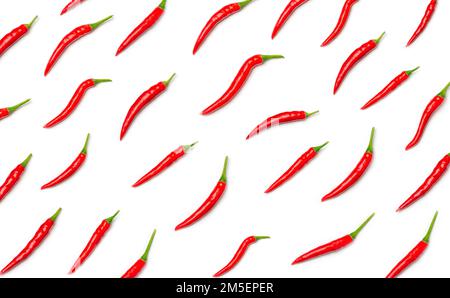 Petits piments rouges chauds isolés sur fond blanc. Vue de dessus. Pose à plat Banque D'Images