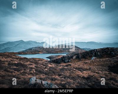 Paysage de Parque Nacional cajas collines rocheuses au bord du lac avec ciel bleu brumeux en Equateur Banque D'Images