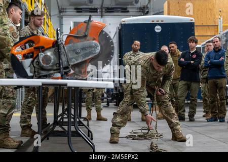 Le principal Airman Alberto Rosendo-Diaz, défenseur de la force d'intervention tactique de l'escadron 341st des opérations de sécurité, fait une démonstration de cordage aux agents du FBI et aux aviateurs Malmstrom 8 mars 2022, lors d'un entraînement conjoint à l'entrepôt de gestion des urgences de la base aérienne de Malmstrom, au mois de Le ficelage par corde implique la mise en rappel à partir d'hélicoptères, ce qui peut permettre l'accès à des endroits difficiles d'accès lorsque cela est nécessaire. Fournir au FBI des outils avancés comme la mise en garde améliore la sécurité de la communauté du Montana pendant les efforts d'intervention d'urgence. Banque D'Images