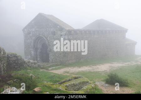 Ruines médiévales de la Capela de Sao Miguel, situé près de Monsanto. Portugal. Un matin très brumeux. Banque D'Images