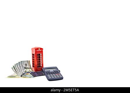 Gros plan Red phone stand avec dollar et calculatrice Money Box london, Penny ou piggy Bank sur fond blanc. Idée de réaliser des économies photo hd. Banque D'Images