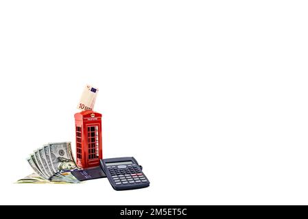 Cabine téléphonique rouge avec dollar, euro, et calculatrice Money Box londres, Penny ou piggy Bank sur fond blanc. Photo concept d'économie d'argent hd.économie Banque D'Images