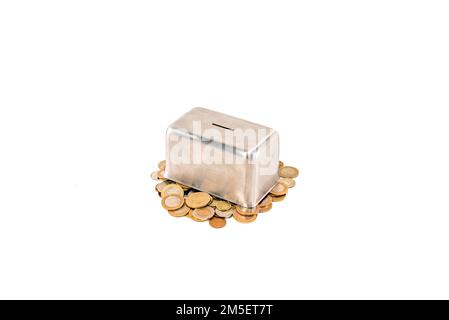 Caisse en acier métallique, penny ou piggy. Vue du dessus pièces et Metal Money Box. Économiser de l'argent pour les soins de santé, la maison neuve, l'avenir, l'école. Banque D'Images