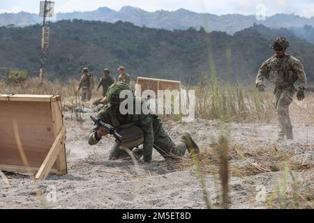 Sgt. 1st classe Jose Aguilar de la Compagnie A, 2nd Bataillon, 27th Régiment d'infanterie, 3rd brigade d'infanterie équipe de combat, 25th Division d'infanterie fait un exercice de combat par un soldat de l'armée philippine pendant les opérations de l'aire de répartition en appui à Salaknib à la base aérienne du colonel Ernesto Rabina, Philippines 9 mars 2022. Près de 1 100 US Les soldats de l'armée du Pacifique participeront à Salaknib aux côtés de leurs homologues philippins afin d'améliorer l'interopérabilité et de renforcer notre partenariat dans l'Indo-Pacifique. (É.-U. Photographie de l'armée par le SPC Joshua Oller/28th Détachement des affaires publiques) Banque D'Images