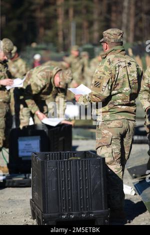 ÉTATS-UNIS Des soldats du 64th Régiment d'armure, de l'équipe de combat de la Brigade blindée 1st, de la 3rd Division d'infanterie, effectuent des vérifications et des services d'entretien préventif sur l'équipement dans la zone d'entraînement de Grafenwoehr, en Allemagne, au 9 mars 2022. L'équipement a été récemment délivré en 1-64th et reçu de l'Armée de terre en prépositionnement stocks-2 (APS-2) du chantier de Coleman à Mannheim, en Allemagne. Banque D'Images