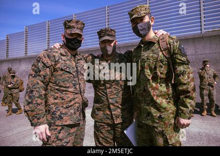 ÉTATS-UNIS Le colonel Michael Nakonieczny du corps maritime, commandant de l'unité expéditionnaire maritime (MEU) de 31st, le colonel Robert Bodisch, commandant du Camp Fuji, Japon, et le lieutenant de la Force d'autodéfense terrestre japonaise Hiro Katsura posent pour une photo tout en observant un atterrissage sur la plage de Numazu, préfecture de Shizuoka, Japon, le 9 mars 2022. Des visiteurs distingués et des médias japonais ont été invités à Numazu Beach pour montrer comment le corps des Marines travaille en collaboration avec la Force japonaise d'autodéfense terrestre (JGSDF). Exercice de défense maritime la Brigade de déploiement rapide amphibie (MDX-ARDB) est Banque D'Images