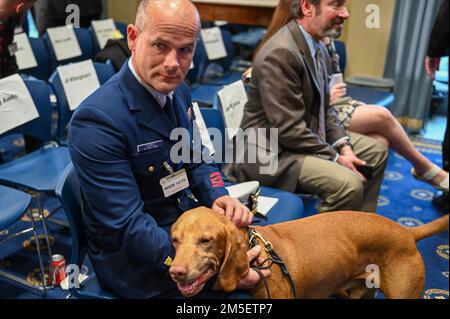 Maître de classe 1st Cory Sumner, spécialiste de l'application de la loi maritime à l'équipe de sécurité et de sûreté maritimes de San Francisco, détient K9 Feco à la cérémonie de remise de la Médaille de la bravoure des animaux en guerre et en paix et de la Médaille du service distingué 9 mars 2022 à l'immeuble de bureaux de Rayburn House à Washington, D.C. Sumner est responsable et formateur de Feco en K9 à l’équipe de détection d’explosifs canine de l’équipe de sécurité maritime de San Francisco. Banque D'Images