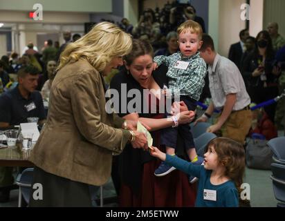 La première Dame Jill Biden parle avec les familles de fort Campbell, 9 mars 2022, à fort Campbell, Ky. Le Dr Biden a parlé avec des familles de soldats, dont certains sont déployés en Europe pour soutenir nos alliés de l'OTAN, dans le cadre de l'Initiative d'adhésion aux forces de la Maison Blanche. Banque D'Images