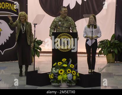 Le général de division JP McGee, commandant général de la 101st Airborne Division (Air Assault), souhaite la bienvenue à la première dame Jill Biden, 9 mars 2022, à fort Campbell, Ky. Le Dr Biden a parlé avec des familles de soldats, dont certains sont déployés en Europe pour soutenir nos alliés de l'OTAN, dans le cadre de l'Initiative d'adhésion aux forces de la Maison Blanche. Banque D'Images