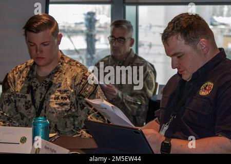 ÉTATS-UNIS Classe 1st de l'officier de la marine, technicien en systèmes d'information (IT1) Isaac Wilson, soutien civil de la Force opérationnelle interarmées, équipe avec un partenaire civil d'intervention d'urgence pour s'attaquer à un scénario de cyberattaque lors de l'exercice Cyber impact 22 à Buffalo, New York, 9 mars 2022. Du 8 au 10 mars 2022, l'exercice Cyber impact comprend plus de 150 participants provenant de 12 gardes nationaux de l'Armée de terre, de deux unités de réserve de l'Armée de terre, ainsi que des locaux, des États, du fédéral, du secteur privé, des universitaires, Et des partenaires canadiens. Le Commandement de la police militaire 46th de la Garde nationale du Michigan assure le commandement et le contrôle aux membres du service du DoD qui p Banque D'Images