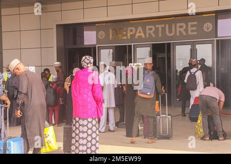 Passagers à la gare de l'UDI voyageant pour les célébrations de Noël à Abuja. Le service ferroviaire a repris la liaison entre la capitale et une ville du nord huit mois après avoir été suspendu à la suite de l'une des attaques les plus médiatiques du pays. En mars, des hommes armés, armés d'explosifs, ont fait sauter les voies, attaqué les voyageurs en train entre Abuja et Kaduna, enlevé certains de ses passagers et ouvert le feu tuant huit personnes, tandis que certaines ont subi des blessures. Nigéria. Banque D'Images