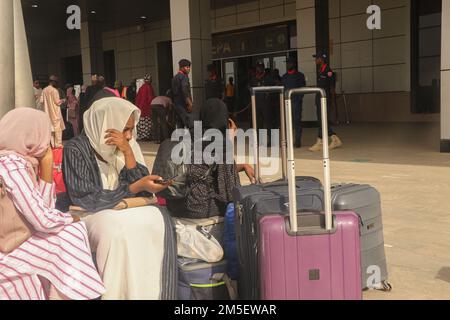 Passagers à la gare de l'UDI voyageant pour les célébrations de Noël à Abuja. Le service ferroviaire a repris la liaison entre la capitale et une ville du nord huit mois après avoir été suspendu à la suite de l'une des attaques les plus médiatiques du pays. En mars, des hommes armés, armés d'explosifs, ont fait sauter les voies, attaqué les voyageurs en train entre Abuja et Kaduna, enlevé certains de ses passagers et ouvert le feu tuant huit personnes, tandis que certaines ont subi des blessures. Nigéria. Banque D'Images